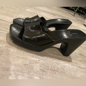 Black heel sandals in great condition. Size 7.